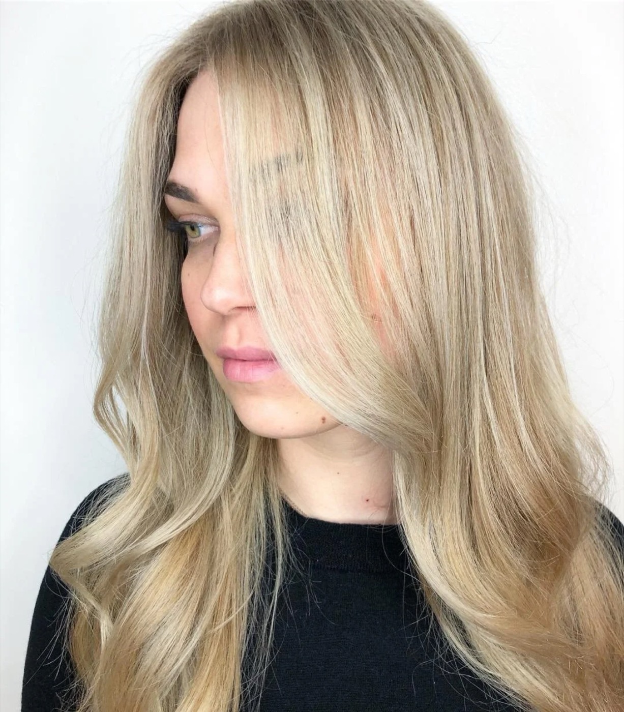 Long blonde hair in loose waves