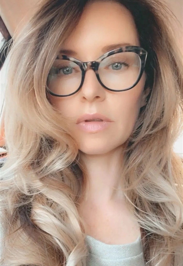 Golden blonde waves with soft root