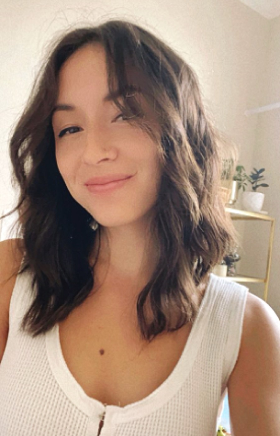 Soft, shoulder-length brunette with easy waves